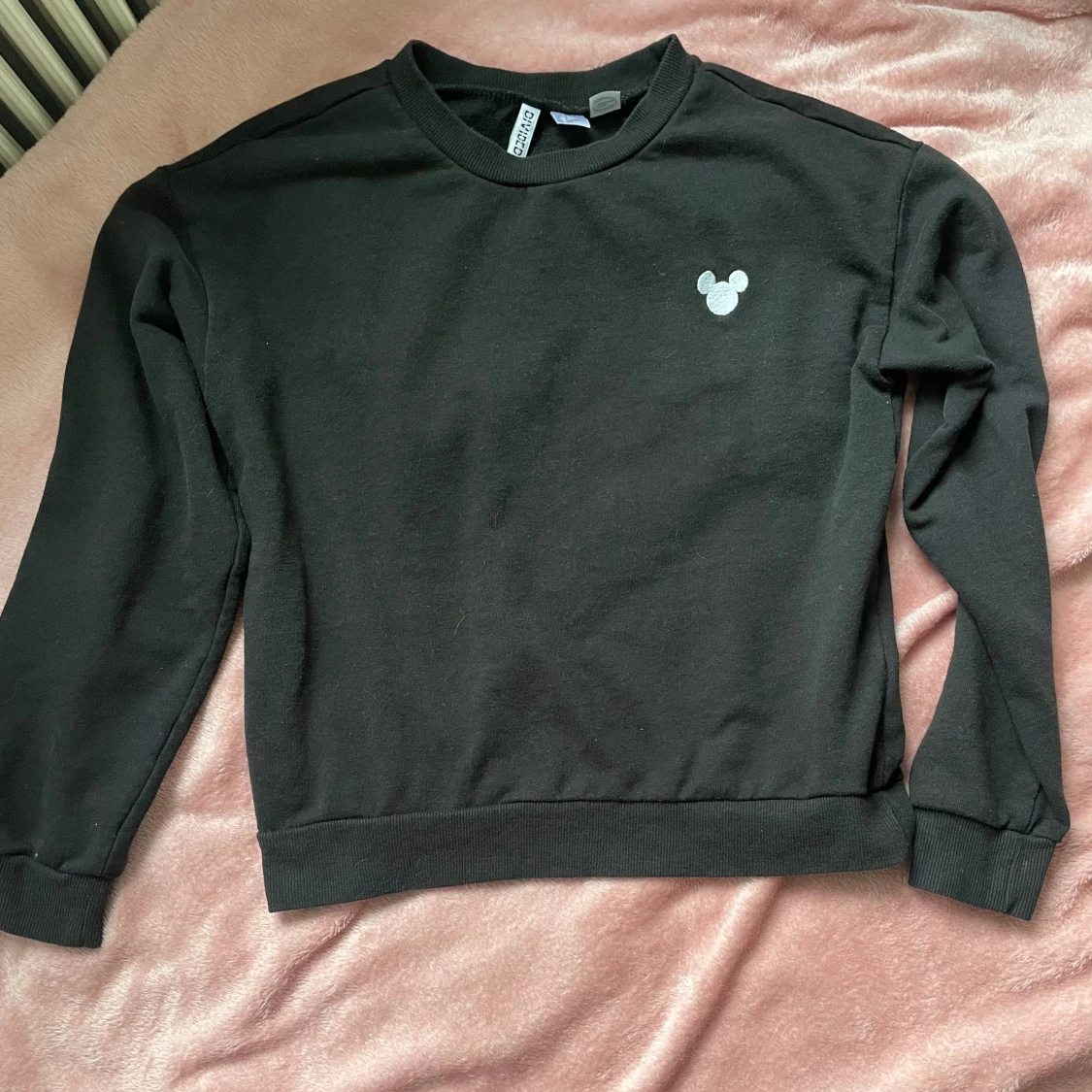 Svart tröja från Divided med Disney-motiv