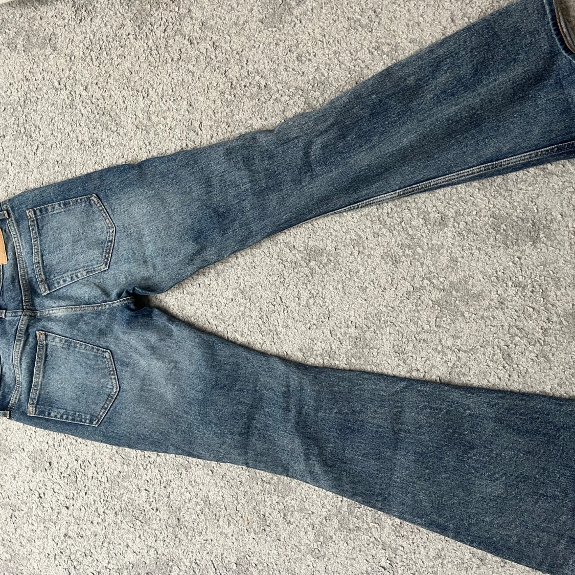 Blå bootcut jeans från Weekday - 2