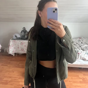 Grön jacka från ONLY - Säljer en snygg grön jacka från ONLY. Jackan har en dragkedja och knappar framtill samt långa ärmar. Perfekt för vår och höst!💕