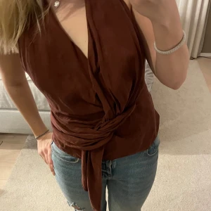 Vinröd topp - Snygg vinröd halterneck topp med knytning framtill. Endast använd 1 gång