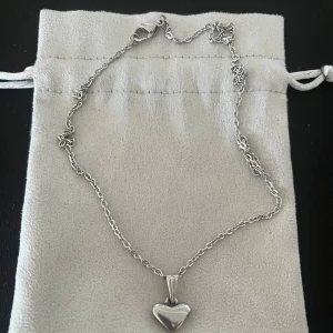 Hjärt halsband - Hjärt halsband, kjedjan är av rostfritt stål och berlocken med.