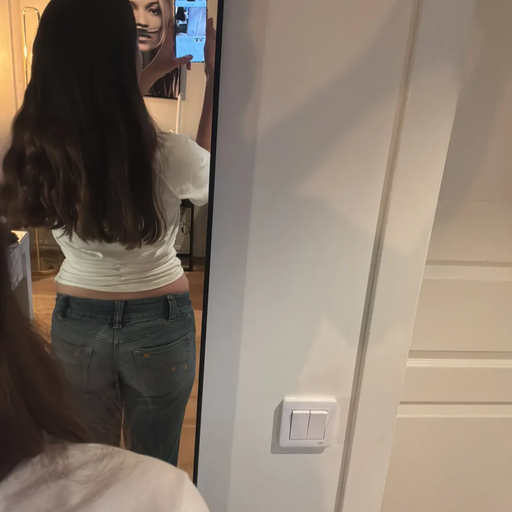 Säljer dessa så snygga vintage jeans med jättecola och unika fickor framtill och så fina bakfickor med blommor på. De är från blue miss i size 25💕Slitna nertill vilket jag såklart kan skicka bild på priv om ni ber mig💗. Farkut & Housut.