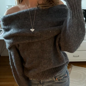 Stickad Off-shoulder tröja - Stickad off-shoulder tröja med blå/grå färg. Fråga gärna vid funderingar💕 (inte mina bilder)