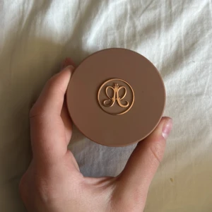 Cream Bronzer Golden Tan från Anastasia - Säljer en Cream Bronzer i nyansen Golden Tan från Anastasia Beverly Hills. Enbart testad med borste men var inte min färg så säljer. 