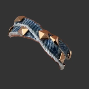 Jeansarmband med nitar - Coolt armband i jeansmaterial med guldiga nitar. Perfekt för att ge en edgy touch till din outfit. Armbandet har en avslappnad och trendig stil som passar bra till både vardag och fest.