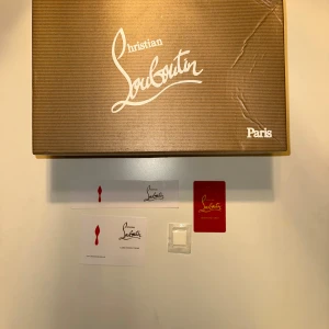Christian Louboutin skor - Säljer dessa Christian Louboutin skor eftersom jag inte har nån användning till dem. Jag fick dom i present i maj 2024 och har använt dem bara vid speciella tillfällen. Skriv om ni är intresserade. 
