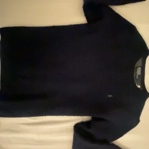 Mörkblå merinoull tröja från Ralph Lauren - Säljer en stilren mörkblå tröja från Ralph Lauren i merinoull. Storleken är M men passar bättte på S eftersom att den har krympt i tvätten, kan passa xs också. Använd ca 5 gånger,  skriv gärna om du har frågor. Priset är inte hugget i sten.
