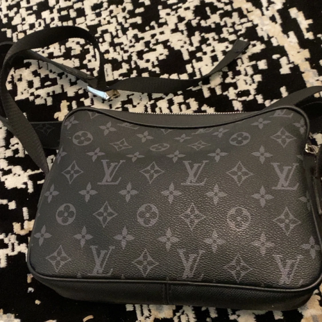 Svart axelväska med monogram - 2