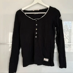 Odd molly tröja - Använd 2 gånger. Kostade ca 700kr ny. Skriv om du vill köpa med ”köp nu”