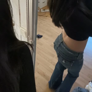 True Religion Jeans - Säljer dessa true religion jeansen i modellen Joey. De är långa på mig som är 158 cm lång. Innerbenslängden är 83cm. Måttet tvärsöver midjan 36cm. Storleken på jeansen är W27. Kontakta mig vid funderingar.