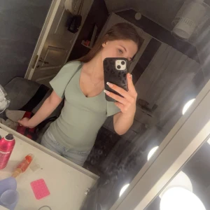 Grön topp med puffärmar - Snygg ljusgrön topp från vero Moda med puffiga korta ärmar och v-ringning. Perfekt för en stilren look.