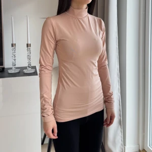 Beige polotröja - Säljer en till beige polotröja från Chiquelle i strl XS. Tröjan är använd 1-2 gånger. Passar någon som bär XS/XXS.  