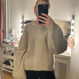 Beige stickad tröja från VILA - Säljer en mysig beige stickad tröja från VILA. Tröjan har en rund halsringning och långa ärmar med ribbade muddar. Perfekt för kyliga dagar. Hör av dig vid intresse! 😊💞Den är väldigt stor i storleken, jag har vanligtvis S, men den passar mig ändå!