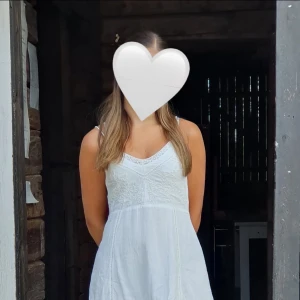 Vit klänning med spetsdetaljer - En söt vit linne klänning med broderade detaljer från Zara som kommer vara super fin nu till sommaren. Använd mycket fåtal gånger och har inga defekter. Köpt för 400kr och säljer för 200kr💕