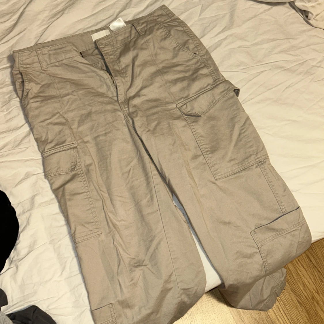 Beige cargobyxor från H&M - 2
