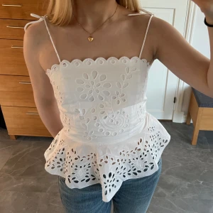 Vit ärmlös blus med spetsdetaljer - SÅ FIN TOPP! Säljer endast vid bra pris!!❣️❣️