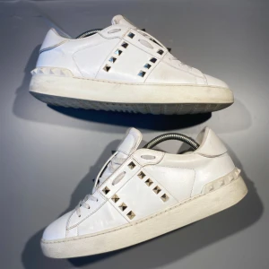 Valentino skor - Hej! Säljer nu mina skor från märket Valentino, storlek 40, bra skick. Givetvis äkta, Tveka inte på att höra av dig om du har frågor eller funderingar kring skorna!