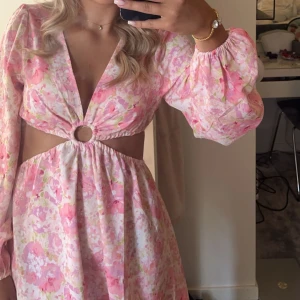 Sommar klänning  - Säljer min midsommar klänning från förra året! Mycket bra skick och sååå fin💓🌸