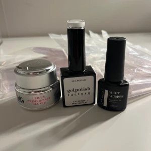 Nagelprodukter för gelmanikyr - Säljer ett set med nagelprodukter för gelmanikyr. Inkluderar en LED/UV primer/base gel, två vita gellack och tippar. Perfekt för att skapa hållbara och snygga naglar hemma.