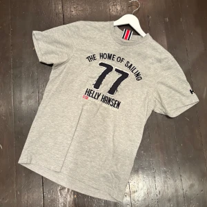 Helly Hansen T-Shirt - Denna riktigt snygga t-shirt från Helly Hansen är knappt använd och har inga defekter . Storleken är M.  Modellen på bilden är 188 cm och väger 70 kg. Om ni har några frågor är det bara att skriva!          /T-Arkivet 👕😁