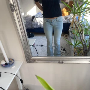 Ljusblå lowwaist jeans - Jätte snygga jeans!!! Säljer pga att de va lite för små. Höftmått rätt över på jeansen ca: 36.  inerbenslängden: 82.       Hitta ingen storlek men skulle uppskatta s/xs