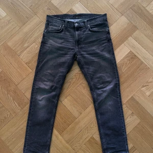 Grå jeans från Nudie Jeans - Säljer ett par grå jeans från nudiejeans som är i bra skick