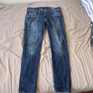 Blå Replay jeansbyxor - Säljer ett par blå replay Anbass jeans i storlek w33 och L32