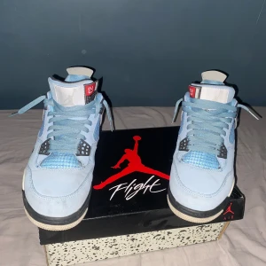 Air Jordan 4 University Blue - Säljer mina Air Jordan 4 University Blue (replicas) då de tyvärr har blivit för små för mig. Skorna är i mycket fint skick och knappt använda, vilket du kan se på bilderna.                                                                           Storlek 42.                                                                                Finns att hämta i Halmstad om du vill slippa frakt!