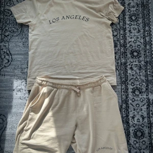 Beige Los Angeles set - Hej här vårat egna tryckta Los Angeles set som har ett väldigt fint material och är i storlek L den är helt ny och allt sånt vi trycker tröjor även på eget önskemål