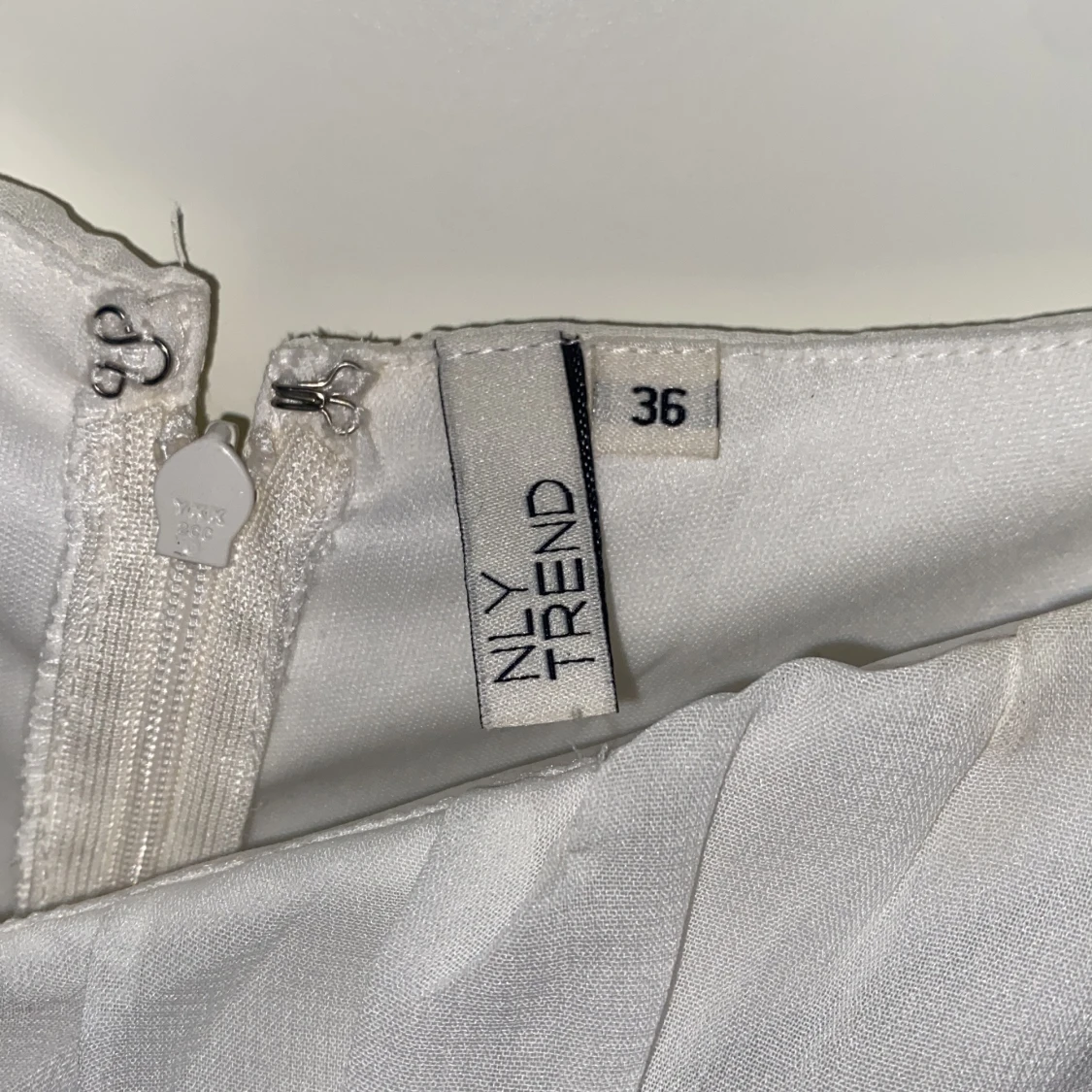 Vit kortklänning med puffärmar från NLY Trend - 2