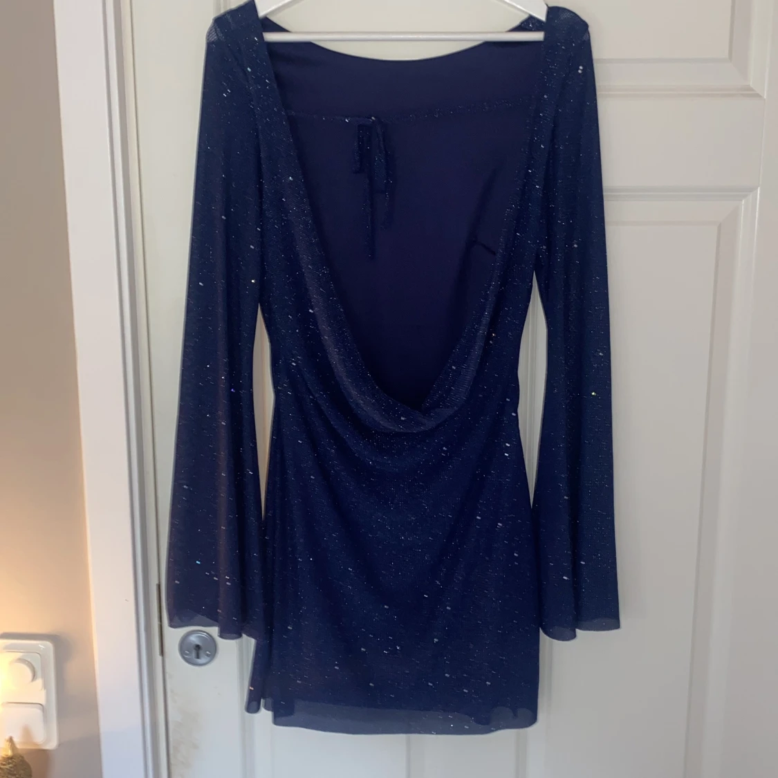 Mörkblå glittrig kortklänning med öppen rygg - 1
