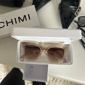 Beige solglasögon från CHIMI - Snygga solglasögon från CHIMI i transparent beige i strlk 007. Kommer i originalfodral utan dustbag men allt annat medföljes!! Knappast använda och inget synligt slitage