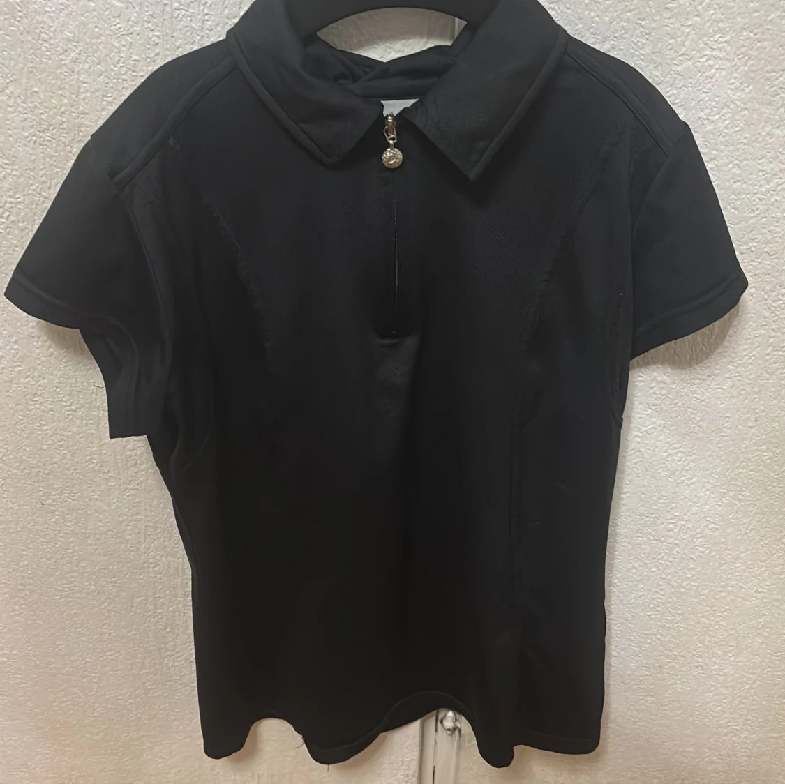 Svart kortärmad polotopp från Daily Women