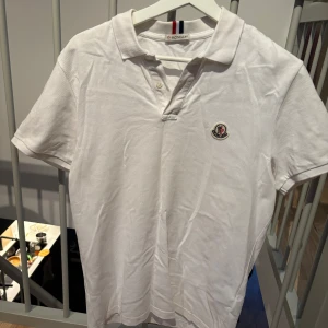 Moncler pike vit - Vit Moncler piké i storlek M och bra skick 