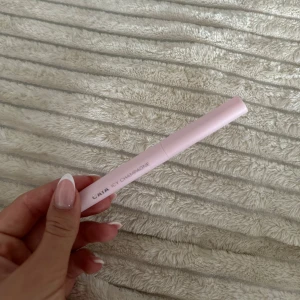 CAIA Icy Champagne krämögonskugga  - Krämig ögonkrämskugga i stickformat från CAIA i nyansen Icy Champagne. Kommer i en ljusrosa hylsa med vridfunktion och ger en skimrande, champagnefärgad finish. Perfekt för en snabb och perfekt ögonlook. Aldrig använd, har tyvärr inte kvar kartongen!   