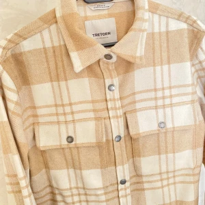 Beige-/vitrutig skjorta från Tretorn - Säljer en beige och vit rutig skjorta från Tretorn. Knappt använd!