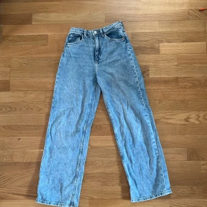 Blåa jeans 😌 - Säljer ett par klassiska blå jeans. Jeansen har fem fickor, gylf med dragkedja och knapp samt kontrastsömmar. De har inga hål och de ser ut som de inte är använda🥰,Samtidigt har jag knappast inte använt byxorna för de har inte riktigt passat mig så bra ☺️, men då också perfekta för en avslappnad och tidlös look.