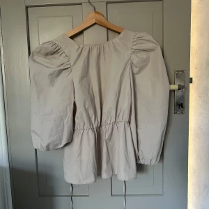 Zara blus - Super söt Zara blus, gillade inte passformen därför jag säljer💕helt oanvänd!