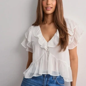Dreamy Flounce Blouse - Aldrig använt precis som ny!! Perfekt till sommaren. Nypris 299kr