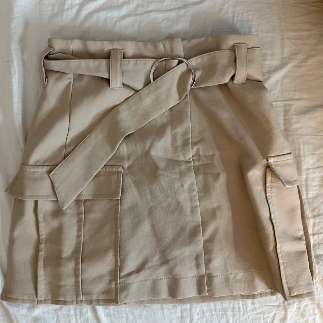 Beige minikjol med bälte från Gina Tricot - 2