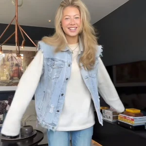 Ljusblå jeansväst med slitna detaljer - ASsnygg jeans väst!! Aldrig använda och i bra skicka💖❤️💝☺️ ser nästan exakt ut som denna på bilderna❤️ pris kan diskuteras