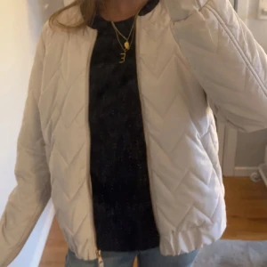 Krämvit vårjacka - Vit/beige vårjacka från Lindex i storlek s. Lite fläckig vid handlederna men annars fint skick💕