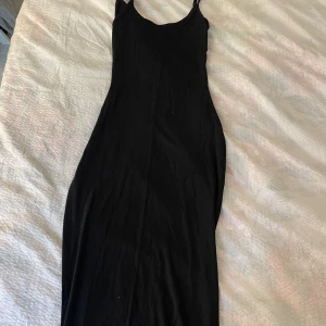 Svart klänning - Säljer en svart långklänning. Använd fåtal gånger🥰