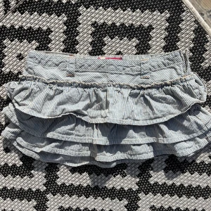 Randig kjol - Söt kort volangkjol med låg midja ❣️