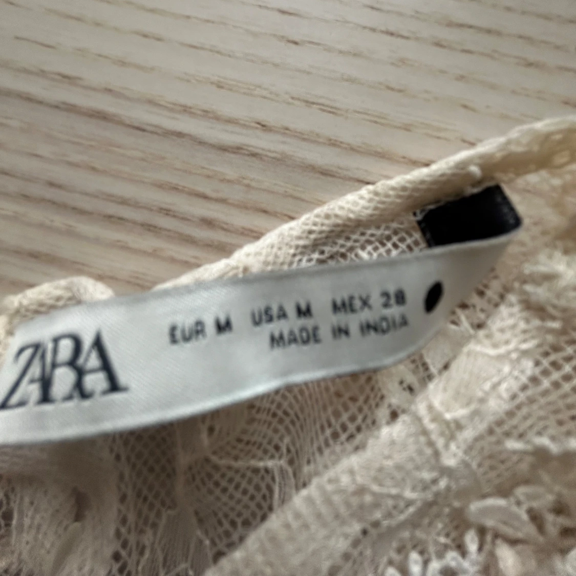 Vit spetsblus med volang från Zara - 2