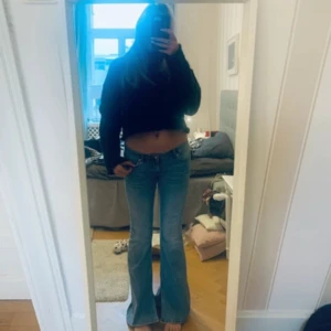 ONLY low waist  - Jättefina jeans från ONLY som är low waist och är utsvängda! Jeansen har ett väldigt litet slitage nere vid hälen men det är inget som syns🥰