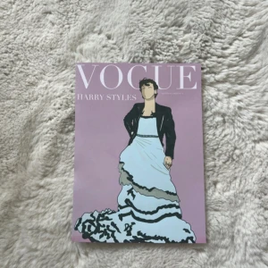 Harry Styles poster - Säljer en poster med illustration av Harry Styles på omslaget av Vogue. Postern har en ljuslila/rosa bakgrund och motivet visar Harry i en blå klänning med svarta detaljer och svart kavaj. Ca 10x4 🥰