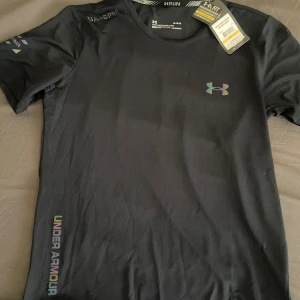 Svart T-shirt/shorts set från Under Armour - Pris kan diskuteras .