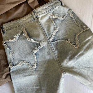 Lågmidjade jeans - Lågmidjade jeans med stjärnfickor. Jag är 168cm