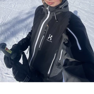 Skidjacka haglöfs - Jacka från haglöfs som är använd en gång och tvättad, nypris 6000kr🩷strl l men tycker den är liten i storleken så passar bättre på s/m🩷perfekt till fjällen, jackan har snölås, ficka för liftkort, recco osv!